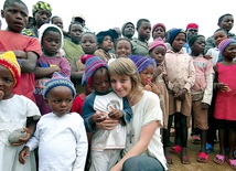   Sandra Niemiec w otoczeniu przyjaciół z Kamerunu 