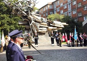 Ołtarz polowy usytuowano tuż obok pomnika Obrońców Poczty Polskiej