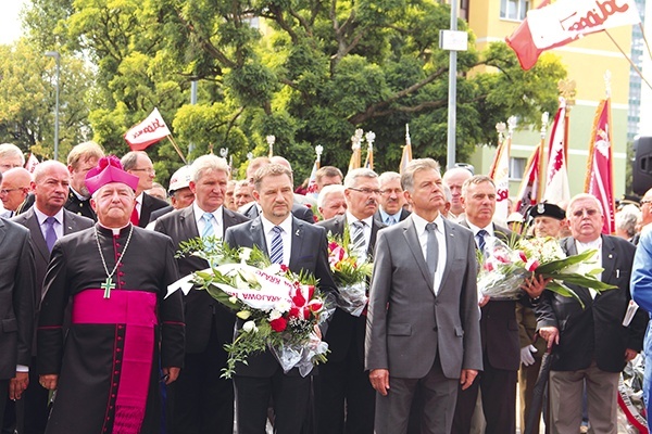  Metropolita gdański i związkowcy złożyli także kwiaty pod historyczną bramą nr 2 Stoczni Gdańskiej