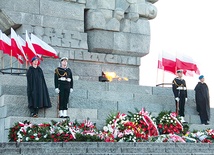 Warta honorowa przy pomniku Obrońców Wybrzeża