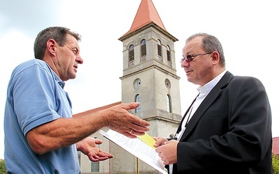  Kościół będzie miał nową elewację już w przyszłym roku. Na zdjęciu: Proboszcz z Osiecznicy w rozmowie z sołtysem