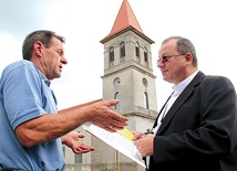  Kościół będzie miał nową elewację już w przyszłym roku. Na zdjęciu: Proboszcz z Osiecznicy w rozmowie z sołtysem