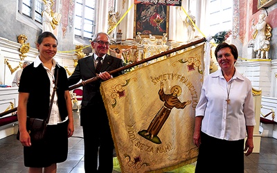 Franciszkanie świeccy podczas kościelnych uroczystości  z dumą noszą swój sztandar  ze św. Franciszkiem z Asyżu. Na zdjęciu poczet ze Wschowy 