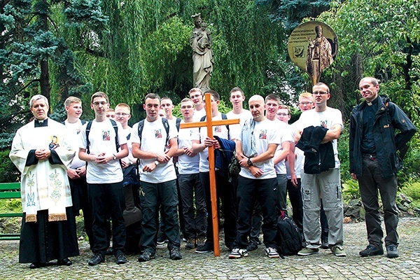  Tradycyjnie przed wyruszeniem na szlak pątnicy modlili się przy figurze Maryi w seminaryjnym ogrodzie 