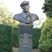 Pomnik majora Hieronima Dekutowskiego na placu A. Surowieckiego w Tarnobrzegu