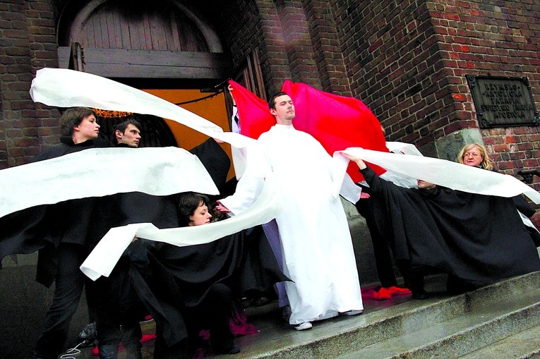  Taniec, śpiew, scenki teatralne – to tylko niektóre współczesne metody mówienia o Bogu 