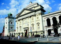  Prymasowski Komitet Pomocy Bliźniemu został powołany 17 lutego 1982 r. i miał swoją siedzibę w kościele św. Anny