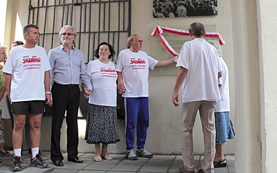 Odsłonięcie tablicy upamiętniającej strajk. W tle historyczna brama