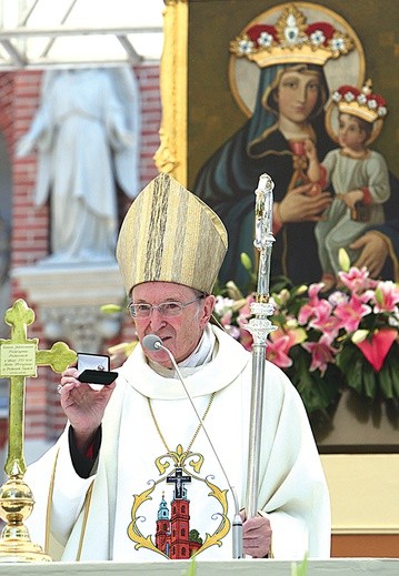 Kardynał Joachim Meisner oddaje Matce Bożej swój pierścień 18 sierpnia, podczas żeńskiej pielgrzymki piekarskiej