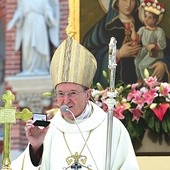  Kardynał Joachim Meisner oddaje Matce Bożej swój pierścień 18 sierpnia, podczas żeńskiej pielgrzymki piekarskiej