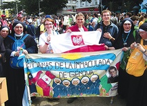 Jedno ze zdjęć zrobionych tuż po ogłoszeniu, że kolejne ŚDM będą w Krakowie. Polską flagę trzymają (od lewej): Barbara Sensuła, Katarzyna Lisik i Paweł Larysz