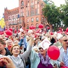  Zaraz po modlitwie zawierzenia Słupska Jezusowi zebrani na placu Zwycięstwa zaśpiewali „Abba, Ojcze”, trzymając się za ręce