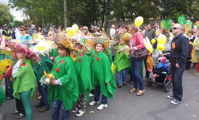 Od lat święto rozpoczyna barwna parada