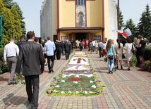 Dywan z kwiatów przed kościołem w Szczukach
