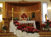 Przyozdobiony kwiatami ołtarz kościoła w Roszkowej Woli
