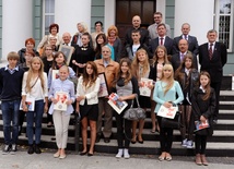  Po gali wręczenia nagród stypendyści stanęli do pamiątkowej fotografii z fundatorami i przyjaciółmi Fundacji Polish Orphans Charity