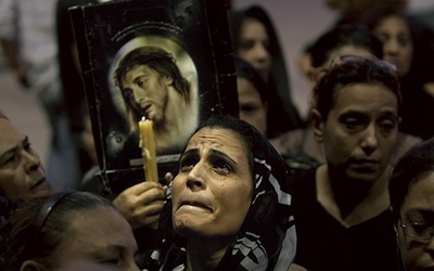 Koptowie są jedną z najbardziej zagrożonych wspólnot chrześcijańskich na Bliskim Wschodzie. Na zdjęciu modlitwa w katedrze Abbassiya w Kairze, po jednym z zamachów na współwyznawców