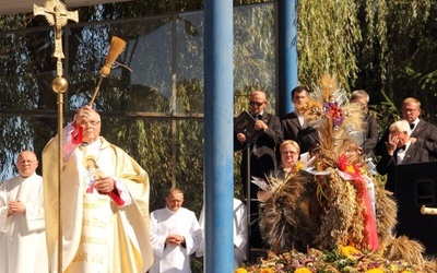 Arcybiskup senior Tadeusz Gołowski pobłogosławił wieńce dożynkowe.