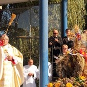 Arcybiskup senior Tadeusz Gołowski pobłogosławił wieńce dożynkowe.