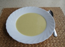 Zup krem z ogórków smakuje zarówno w upały, jak i w chłodniejsze dni