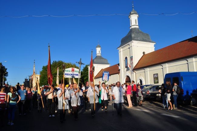 162. Piesza Pielgrzymka z Płocka zbliża się do sanktuarium Matki Bożej Skępskiej