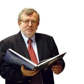 Zbigniew Lewicki jest politologiem, amerykanistą, profesorem nadzwyczajnym Uniwersytetu Kardynała Stefana Wyszyńskiego. Obecnie pełni funkcję dyrektora Instytutu Prawa Międzynarodowego, Unii Europejskiej i Stosunków Międzynarodowych UKSW.  Ma 68 lat.