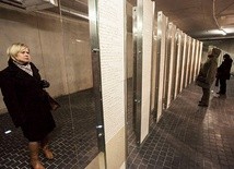 W Centrum Opatrzności Bożej znajdują się tablice z nazwiskami fundatorów