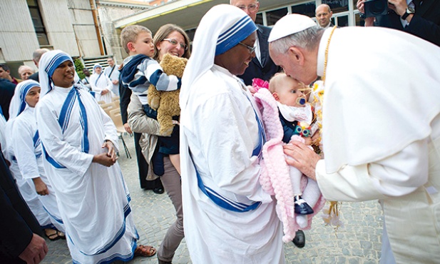  Papież Franciszek w watykańskim domu miłosierdzia „Dar Maryi”, otwartym w 1988 roku