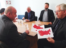 Spotkanie w IPN na temat losu wywiezionych Ślązaków. Na pierwszym planie z lewej Andrzej Drogoń, szef katowickiego IPN, i abp Wiktor Skworc