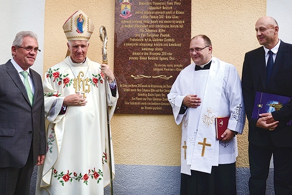  Biskup Ignacy wręczył dobrodziejom parafii Pierścienie św. Stanisława