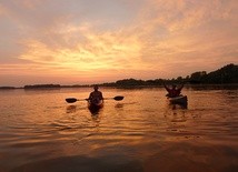 Kiedy słońce zachodziło, z pokładu kajaków uczestnicy wyprawy mogli zachwycać się niesamowitymi krajobrazami