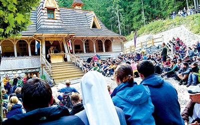  Tradycyjnie pierwszego dnia obozu odbywa się pielgrzymka na Wiktorówki do sanktuarium Matki Bożej Królowej Tatr, podczas której studenci zawierzają Maryi wszystkie górskie wędrówki 