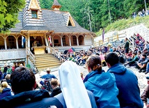  Tradycyjnie pierwszego dnia obozu odbywa się pielgrzymka na Wiktorówki do sanktuarium Matki Bożej Królowej Tatr, podczas której studenci zawierzają Maryi wszystkie górskie wędrówki 