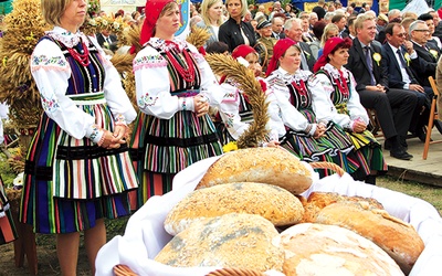  Bochnami chleba wypieczonego z mąki z tegorocznych zbiorów obdarowano kapłanów i osoby współpracujące z powiatem i gminami powiatu opoczyńskiego