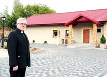  – Dróżki różańcowe urządzamy w ogrodzie za domem, a przed nim uporządkowaliśmy teren, ułożyliśmy kostkę, dzięki czemu mamy porządny parking, i montujemy polowy ołtarz – mówi ks. Henryk Dziadczyk