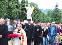 Uroczysta procesja z figurą w Goleszowie