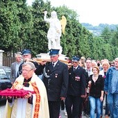 Uroczysta procesja z figurą w Goleszowie