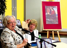  Promocja książki o kulcie św. Rozalii w Bochni. Z prawej autorka,  Janina Kęsek