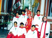 Bp McDermott z bierzmowanymi ministrantami w Pampas – Tayacaja. Z prawej – ks. H. Pocześniok