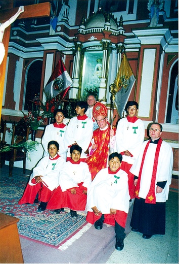 Bp McDermott z bierzmowanymi ministrantami w Pampas – Tayacaja. Z prawej – ks. H. Pocześniok