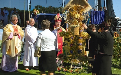 Publiczność na stadionie MOSiR biła brawo, gdy przed trybuny przyniesiono poświęcone wieńce dożynkowe. Wcześniej odbyła się tu liturgia