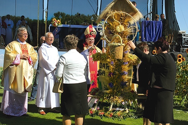 Publiczność na stadionie MOSiR biła brawo, gdy przed trybuny przyniesiono poświęcone wieńce dożynkowe. Wcześniej odbyła się tu liturgia