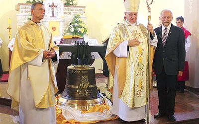  Uroczystość poświęcenia – od lewej ks. Piotr Puchała, bp Jan Kopiec i twórca dzwonu, Zbigniew Felczyński