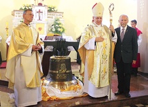  Uroczystość poświęcenia – od lewej ks. Piotr Puchała, bp Jan Kopiec i twórca dzwonu, Zbigniew Felczyński