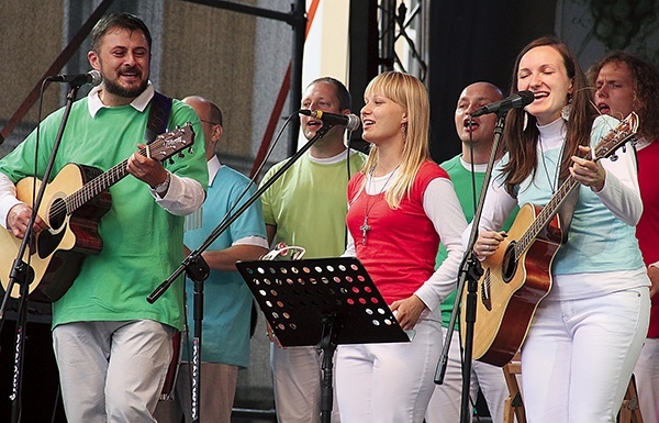 Zespół „Kanaan” podczas koncertu ewangelizacyjnego na scenie przy ratuszu śpiewał z radością, że Jezus jest naszym Panem