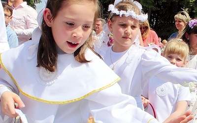  W klasach mieszanych, czyli tych, do których uczęszczają dzieci rozpoczynające naukę w wieku 6 i 7 lat, należy przyjąć zasadę, że do Pierwszej Komunii św. dzieci przystąpią w klasie III – proponuje Komisja Wychowania Katolickiego