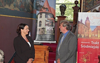 Markus Bauer przekazuje Julicie Zapruckiej z MM DGH w Jagniątkowie pamiątkowy mebel po pisarzu nobliście Gerharcie Hauptmannie 