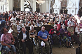 Dopisały frekwencja i pogoda. Nie wszyscy uczestnicy pielgrzymki mogli pomieścić się w cienistych wnętrzach sanktuarium