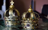 Przypadkowo odnalezione korony wotywne datowane na ok. 1660 rok. Jest to najstarszy tego typu zabytek w Polsce