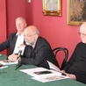 O ks. Władysławie Paciaku i o wystawie podczas konferencji prasowej mówili (od lewej) Adam Zieleziński, Mieczysław Szewczuk i ks. Edward Poniewierski